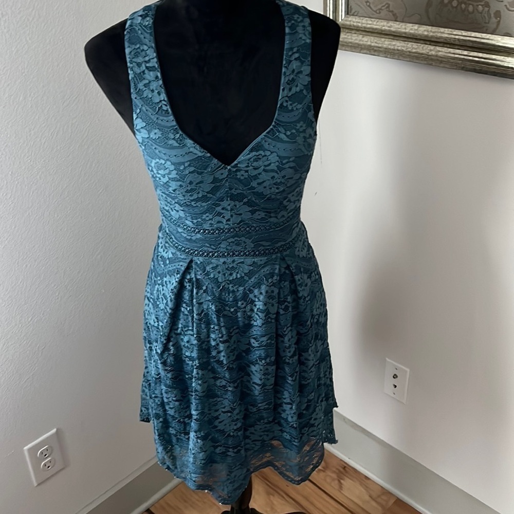 Francesca’s teal lace sweetheart‎ cleavage sleeveless pleated A line mini dress